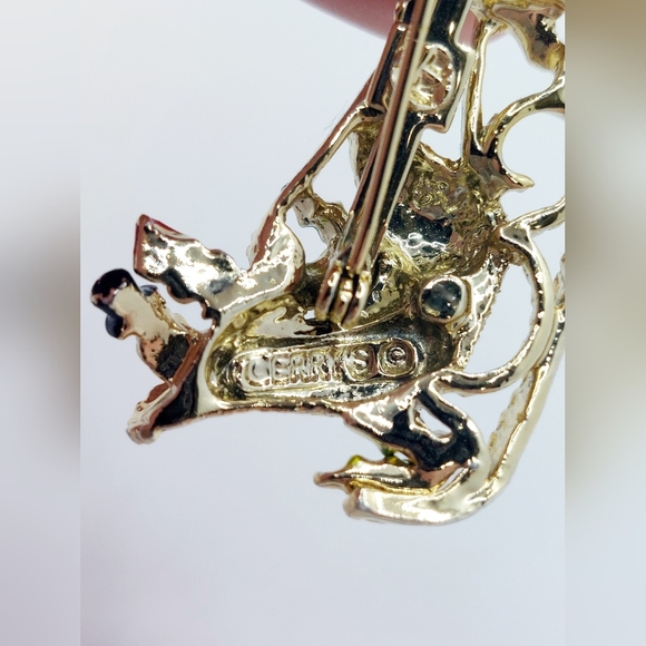 Vintage Gerry's One Horse Open Sleigh Ride Christmas Enamel Brooch Pin Gold Tone - Picture 3 of 7